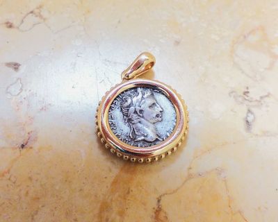 Gold pendant (14 ct) with original silver denarius of Augustus, 27 B.C.E - 14 C.E. – “Tribute 