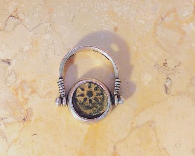 טבעת כסף מסתובבת עם פרוטת ברונזה מקורית של אלכסנדר ינאי, 103-76 לפסה"נ. הטבעת המסתובבת מאפשרת 