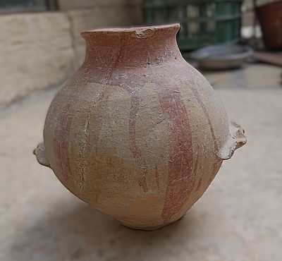 סיר חרס. Ceramic pot with two wavy ledge handles; everted rim; flat base; red painted decoration 