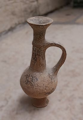 כד חרס "בילביל". Ceramic juglet, “bilbil”; lug handle; everted base ring; everted rim; abrasion 