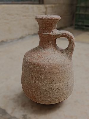 כד חרס. Ceramic jug, “decanter”, with single lug handle and everted rim; burnished red slip; Dr. 