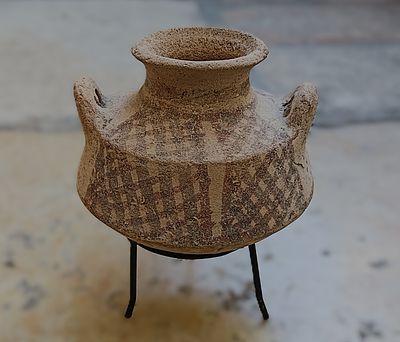 "פיקסיס" חרס. Ceramic pyxis with rounded base, two handles at the shoulder and everted rim; 