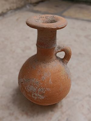 קנקן חרס. Ceramic jug, with single lug handle and broad everted rim; burnished slip; linear 