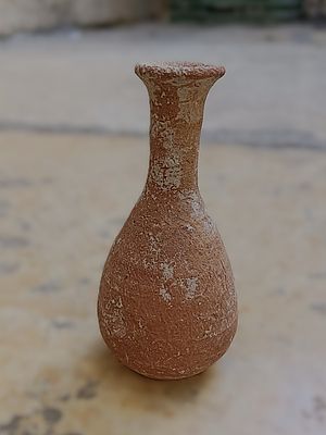 אונגונטריום חרס. Ceramic unguentarium with long neck, everted rim and flat base; 4.1 x 8.6 cm; 