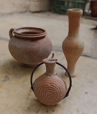 שלושה כלי חרס. Lot of three vessels as follows: rounded body on high ring base; double lug 