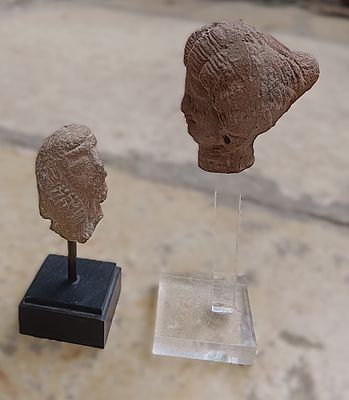שני ראשי חרס. Lot of two terracotta female heads; Egypto-Phoenician, 4.85 x 3.05 cm, ca 500 bce; 