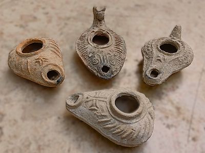 ארבעה נרות חרס. Lot of four lamps each depicting a cross; Byzantine ca. 4th-5th cent. ce; Lewitt 