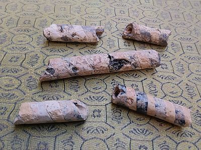 חרוזי זכוכית עתיקה. Glass rods employed as inlays for doors; blue and white glass laid spirally; 