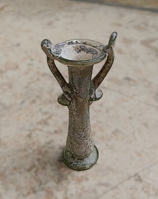 כלי זכוכית עתיקה. Kohl tube with two handles, rim folded outwards and everted; pushed in ring 