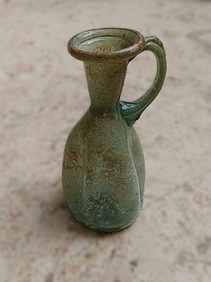 כלי זכוכית עתיקה. Jug with single handle; everted rim folded inwards; vertical ribbing; pushed 