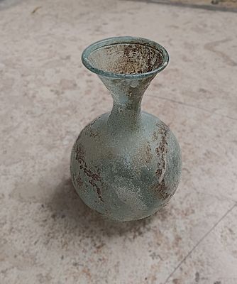 כלי זכוכית עתיקה. Vase with long everted neck and rim folded inwards; round body with pushed in 