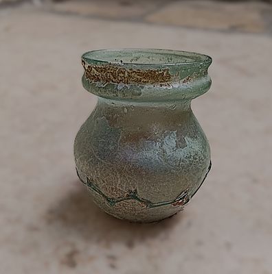 כלי זכוכית עתיקה. Squat jar with slightly everted rim below which ridge; depressed base with 