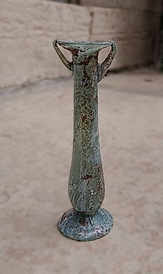 כלי זכוכית עתיקה. Kohl tube with two handles, rim folded inwards and everted; pushed in ring 