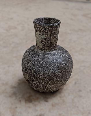 כלי זכוכית עתיקה. Squat jar with globular body, thick neck tapering upwards. 9.5 x 7.5 