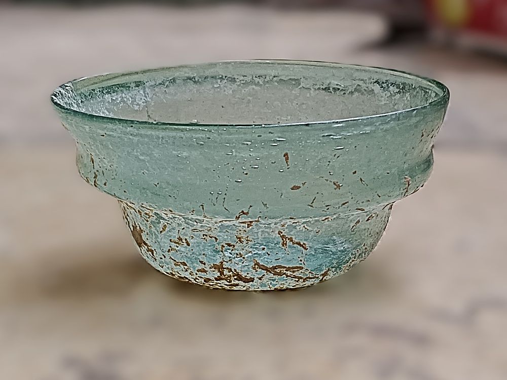 כלי זכוכית עתיקה. Bowl with everted rim folded outwards; stepped construction; pushed in base; 