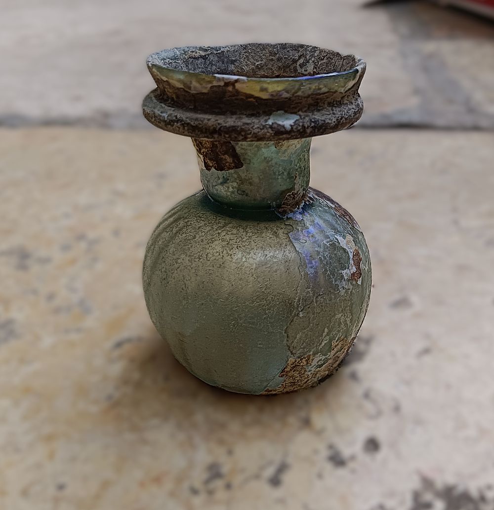 כלי זכוכית עתיקה. Sprinkler with vertical rounded rim and pushed out open ridge below; 