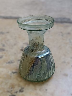 כלי זכוכית עתיקה. Sprinkler with short everted; neck, everted rim above ridge; body with 
