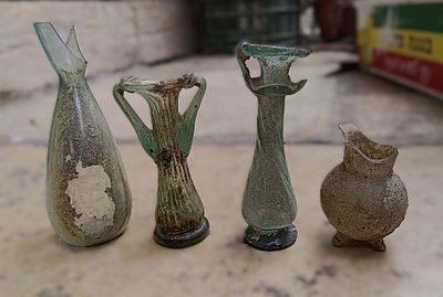 ארבעה כלי זכוכית עתיקה. Four damaged Roman glass vessels