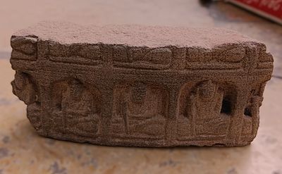 תבליט אבן עתיק. Fragmentary stone relief depicting four Buddhas; 19.0 x 8.7 x 6.25 cm; Gandhara 