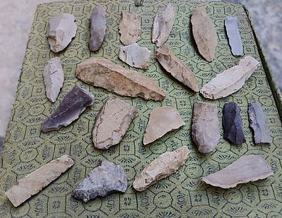21 כלי צור פרהיסטוריים. prehistoric flint tools gathered in the first two decades of the 20th 