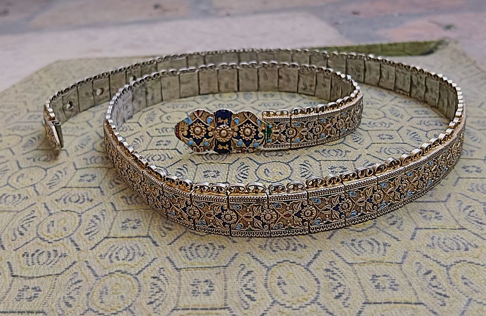 חגירה לנשים. Ladies’ belt; silver gilt links with red, green, dark and light blue enamel with 