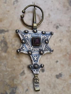 Silver, niello, brass and glass fibula; 14.9 x 6.4 cm; Morocco, 19th-20th centuries; Professor 