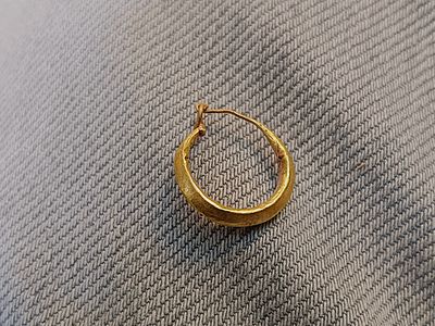 Single earring on wax core; diam 1.7 cm; 0.5 grams. Roman; Professor Rachel Milstein Collection 