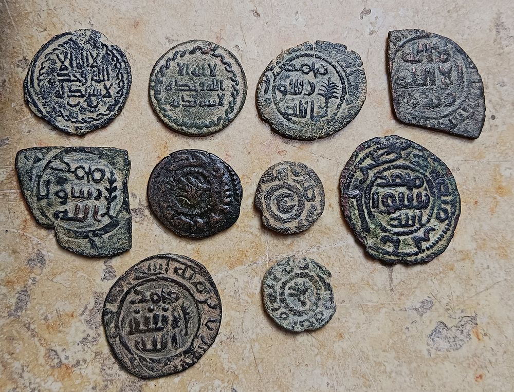 Lot of 8 Umayyad fals and two Abbasid fals of Ramle; the former depicting 4 trees and three 