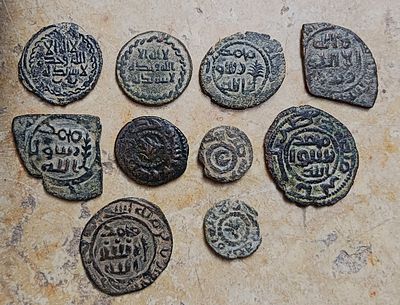 Lot of 8 Umayyad fals and two Abbasid fals of Ramle; the former depicting 4 trees and three 
