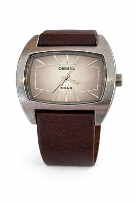 שעון DIESEL. • מותג: DIESEL (מותג אופנה בינלאומי מוכר) 
• דגם: DZ9062 (מופיע בגב השעון) 
• 