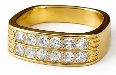 טבעת זהב 18קראט משובצת יהלומים 
משקל:9.24