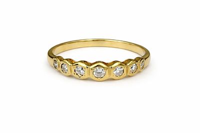 טבעת זהב 14K משובצת ביהלומים 
במשקל: 1.65