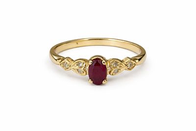 טבעת זהב 14K משובצת יהלומים באבן רובי 
במשקל: 1.45