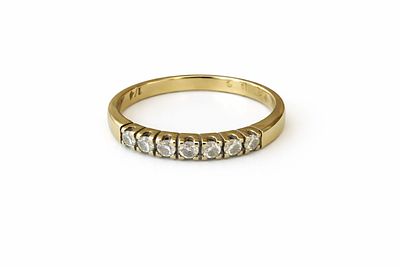 טבעת זהב 14K משובצת ב7 יהלומים 
במשקל: 1.82