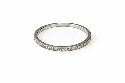 טבעת אינטרנטי עדינה משובצת מסביב לכל הטבעת ביהלומים. טבעת אינטרנטי בזהב לבן 14K עדינה משובצת 