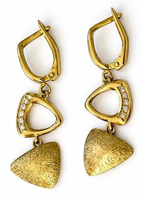 עגילי זהב 14K משובץ ביהלומים 
אורך: 4 ס״מ 
משקל: 4.53