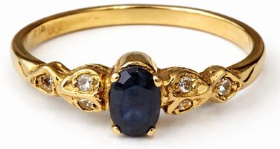טבעת זהב 14K משובצת יהלומים ואבן ספיר (חסר יהלום קטן) 
משקל: 1.47
