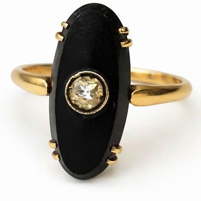 טבעת זהב 14K משובצת באבן אוניקס ויהלום בליטוש ישן 
במשקל: 2.18