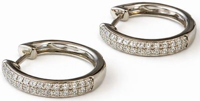 זוג עגילי חישוק 14K משובץ ביהלומים 
קוטר: 1.5 ס״מ 
משקל: 2.3 גרם