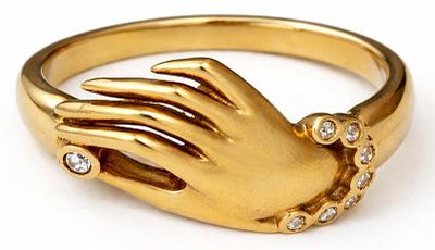 טבעת 18K משובצת ביהלומים 
במשקל: 4.98