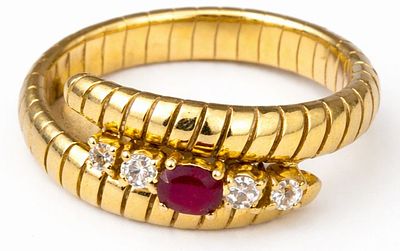 טבעת זהב צהוב 18K משובצת ביהלומים ובאבן רובי 
במשקל: 6.65