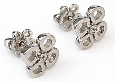 עגילי זהב לבן 18K משובץ ביהלומים של חברת פדני 
במשקל: 4.16