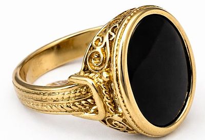 טבעת זהב 18K משובץ באבן אוניקס 
במשקל: 7.58