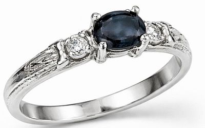 טבעת זהב 18K משובץ יהלומים ואבן ספיר 
במשקל: 1.98