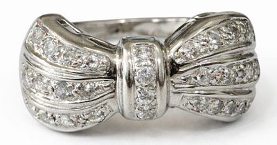 טבעת זהב לבן 14K משובצת יהלומים 
משקל: 5.18