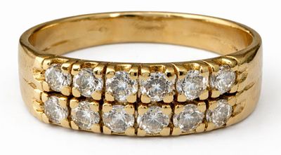 טבעת זהב 14K משובצת יהלומים 
משקל: 4.72