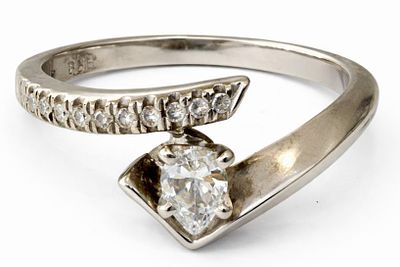 טבעת זהב לבן 14K משובצת יהלומים 
משקל: 3.85