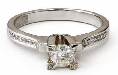 טבעת זהב לבן 14K משובצת יהלומים 
משקל: 3.99