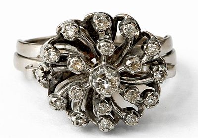 טבעת זהב לבן 14K משובצת יהלומים 
משקל: 7.7