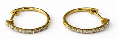 זוג עגילי זהב 14Kמשובצים ביהלומים 
משקל: 1.08